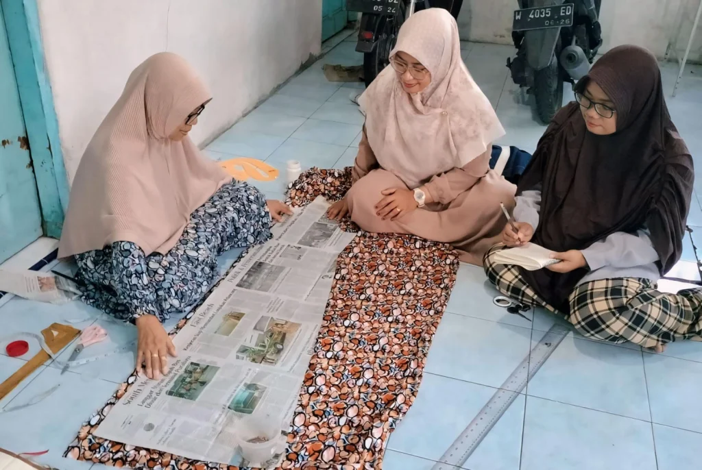 Liburan, Kader PCNA GKB Berguru Menjahit ke Bunda Aisyiyah