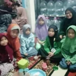 Kunjung Lebaran Siswa MI Mutwo ke Rumah Guru