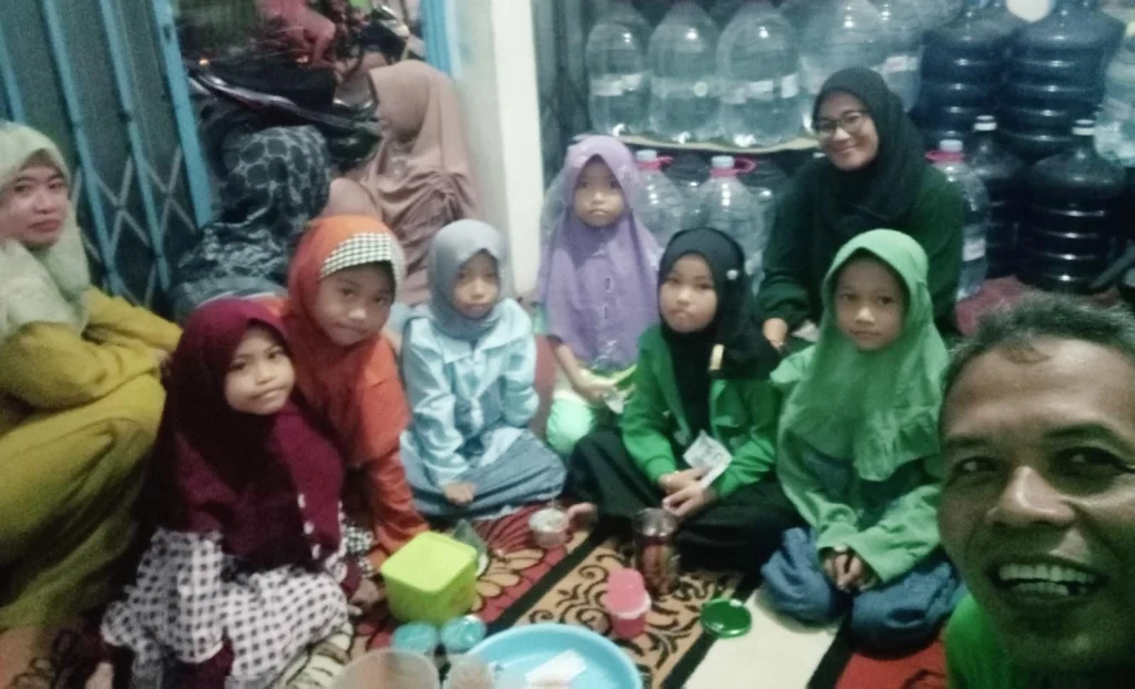 Kunjung Lebaran Siswa MI Mutwo ke Rumah Guru