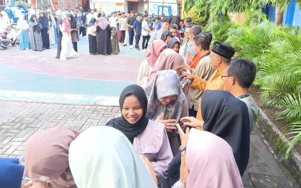 Guru dan Siswa Saling Memaafkan di Syawalan Spemutu
