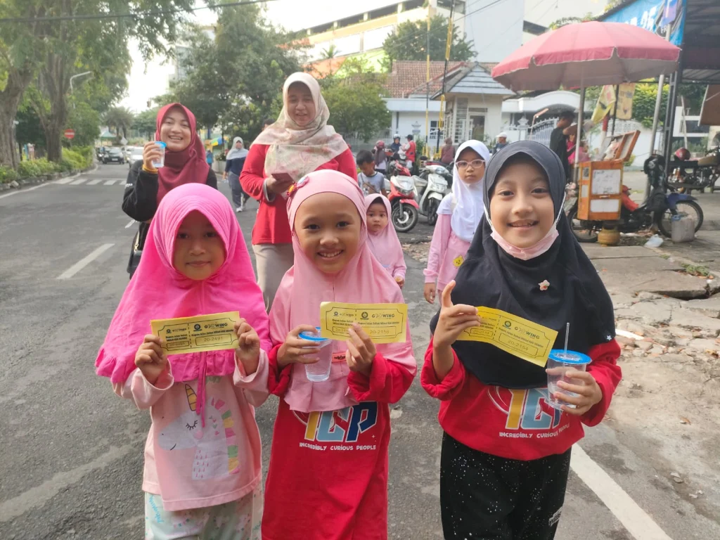 Keseruan Jalan Sehat Gebyar Milad Ke-20 SDMM