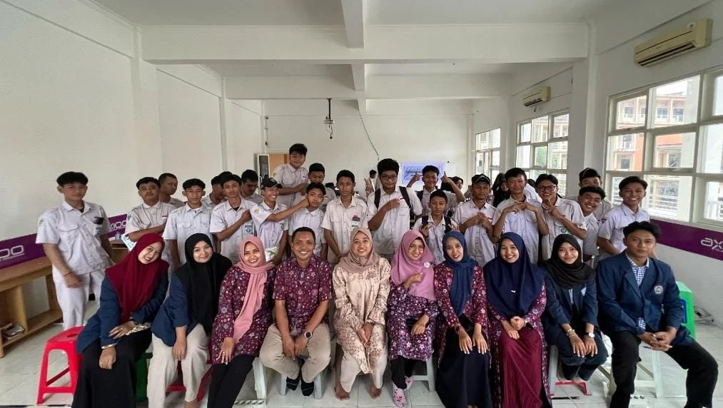 Dosen UMG Latih Siswa SMK YPI Darussalam 1 Cerme Bikin Game