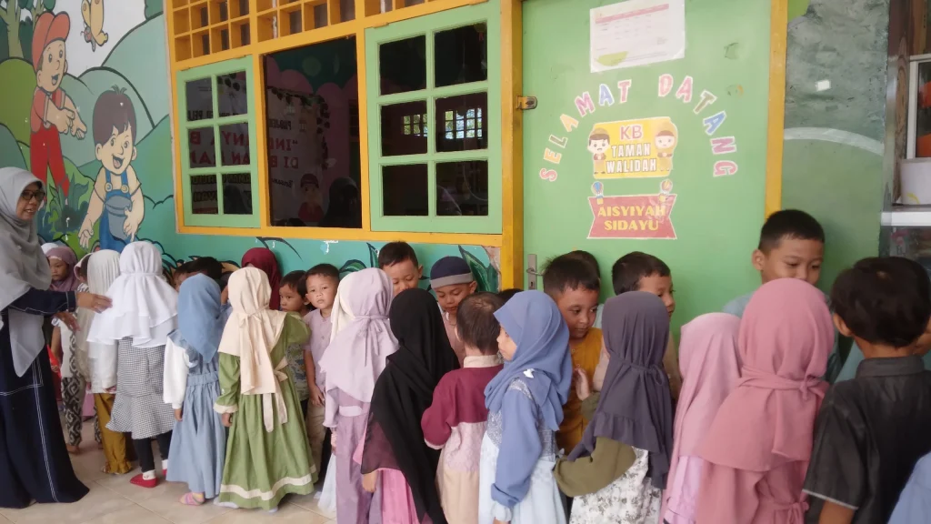 Siswa KB Taman Walidah dan TK Aisyiyah 9 Sidayu Saling Memaafkan