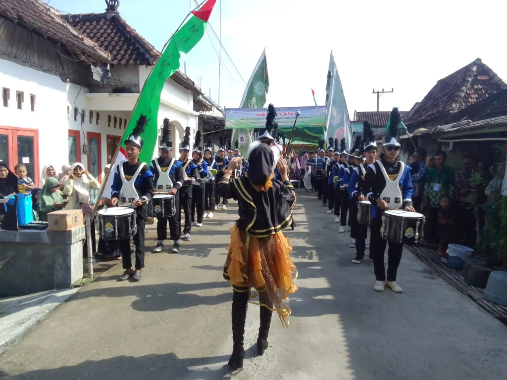 Pawai Taaruf dan Drumben Memeriahkan Tabligh Akbar PCM Laren