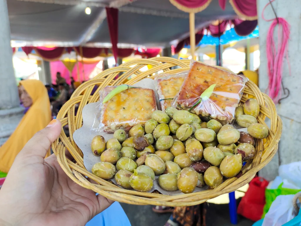 Biji Bunga Teratai, Makanan Khas Laren Barat Ramaikan Tabligh Akbar