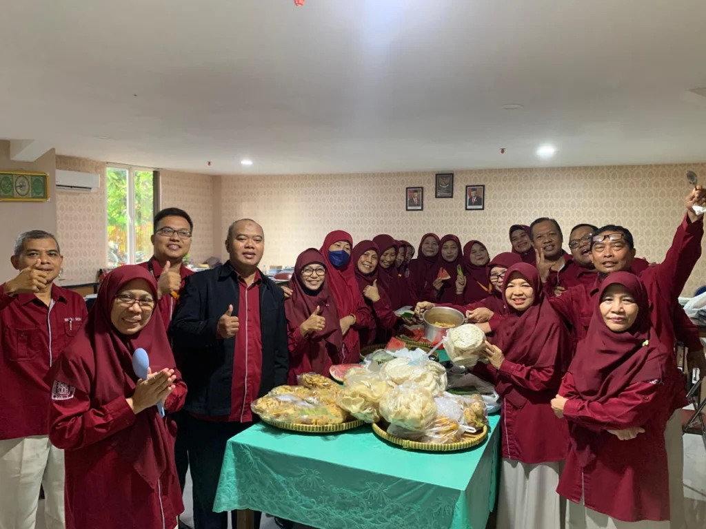 Syukuran Khataman Al-Quran Guru Karyawan Smamsatu Bertabur Aneka Makanan