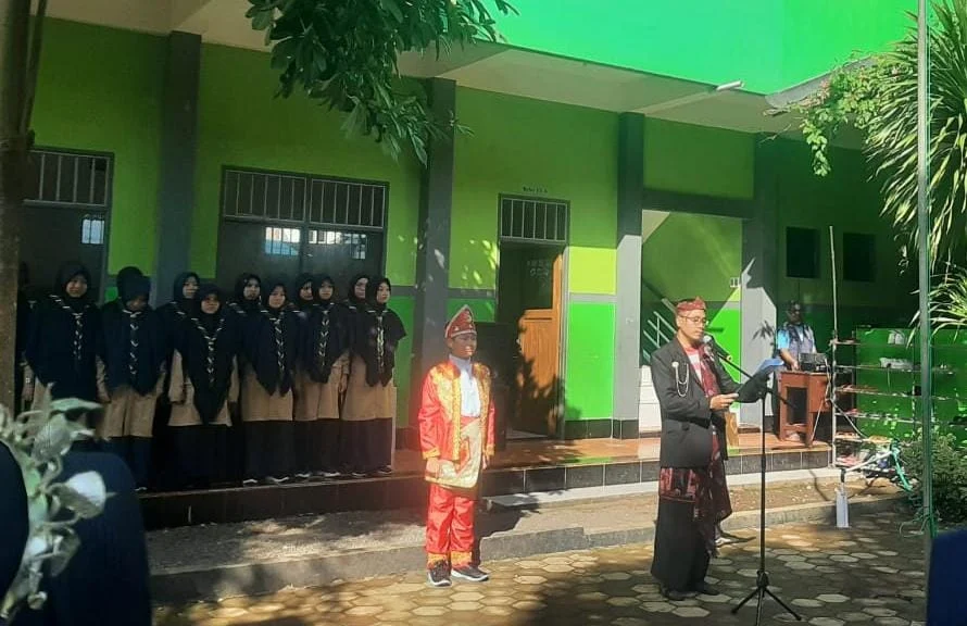 Instruksi Bupati, SD Muhita Upacara Hardiknas Gunakan Pakaian Adat