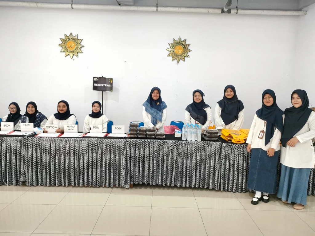 Srikandi Lazismu Sambut Peserta Halalbihalal PDM Gresik