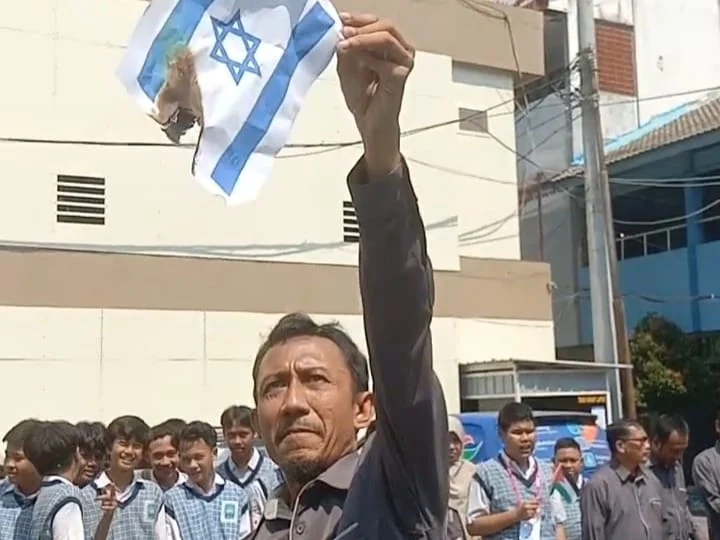 Sekretaris PDM Gresik bersama Spemutu Aksi Dukung Palestina