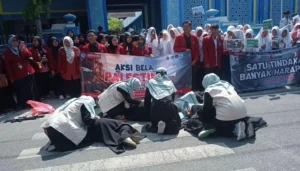 Teatrikal Mahasiswa STIT Muhammadiyah Bojonegoro Warnai Aksi Bela Palestina