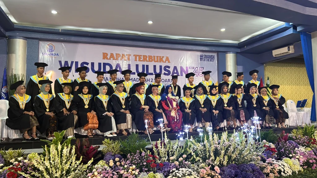 Wisuda Ke-45 Smamda Sidoarjo Bertabur Kreativitas dan Prestasi