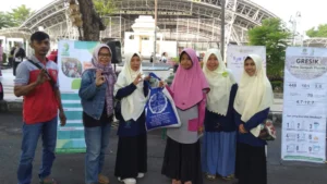 Gandeng DLH, Nasyiah Gresik Sosialisasi Pembalut Guna Ulang di Car Free Day
