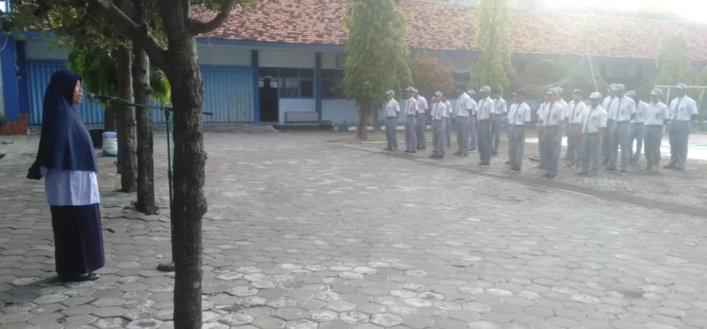 Pentingnya Pendidikan Jadi Pesan Apel Pagi di Smamsi Gresik