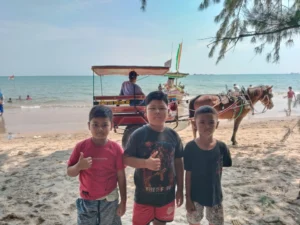Segarkan Pikiran, TPA dan Madin Ini Kunjungi Pantai Semilir