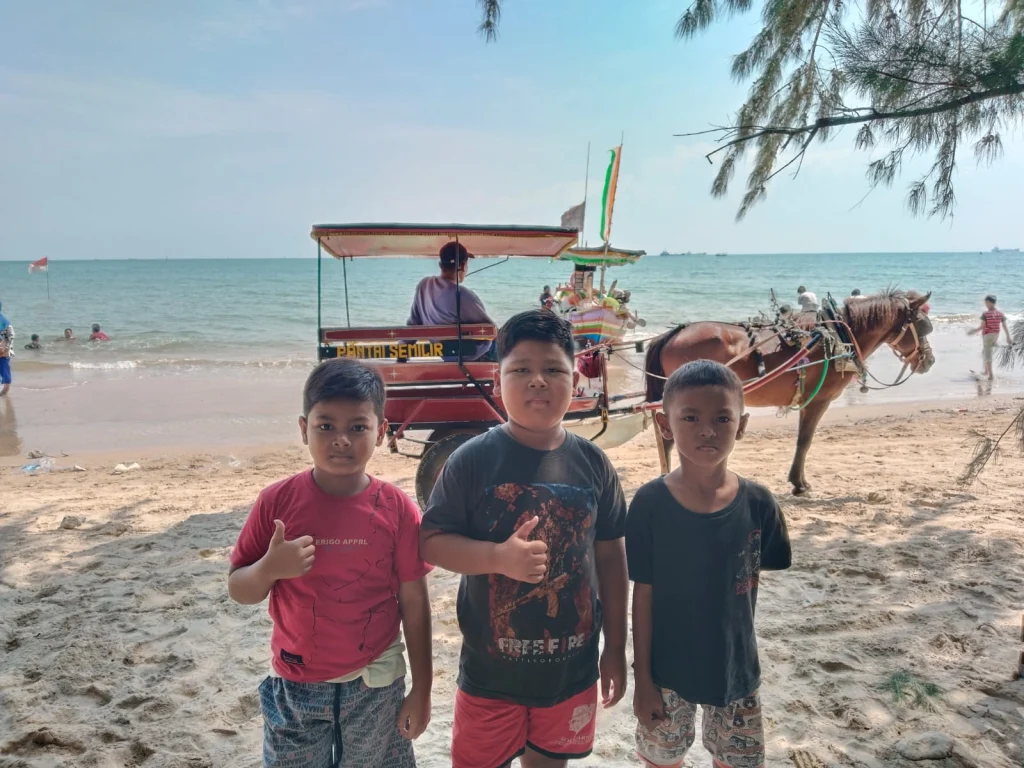 Segarkan Pikiran, TPA dan Madin Ini Kunjungi Pantai Semilir