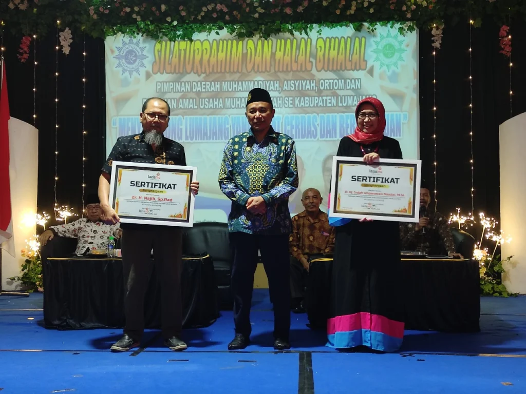 Lazismu Lumajang Beri Penghargaan Dua Tokoh Pembayar Zakat Profesi