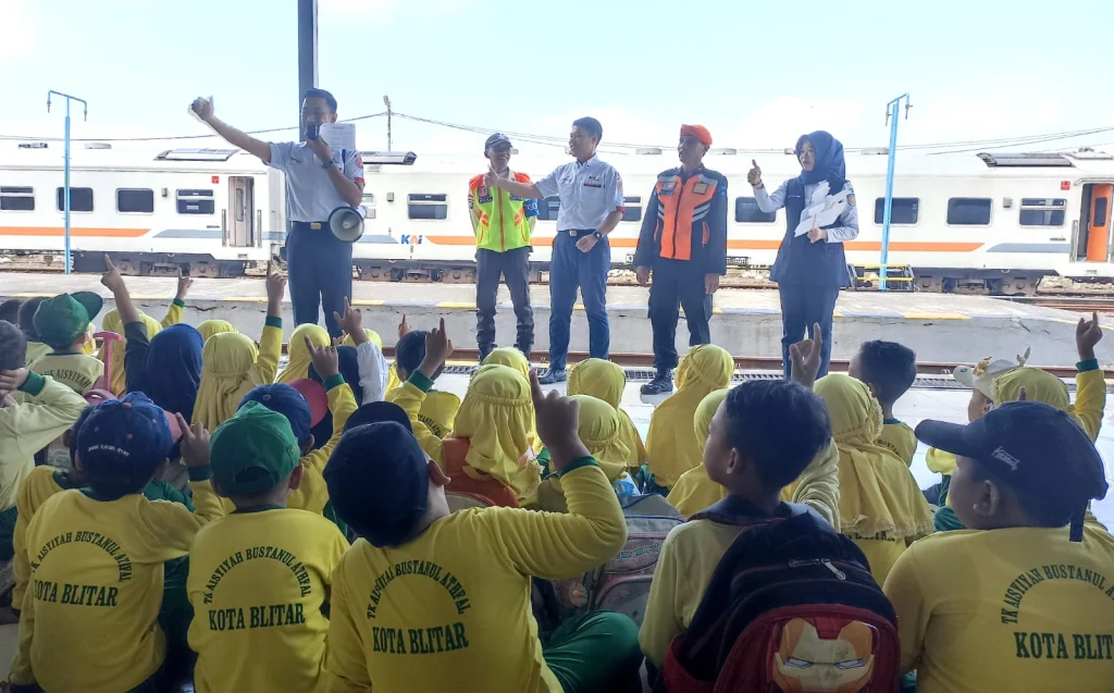 Outing Class, TK Aisyiyah 1 Kota Blitar Belajar ke KAI