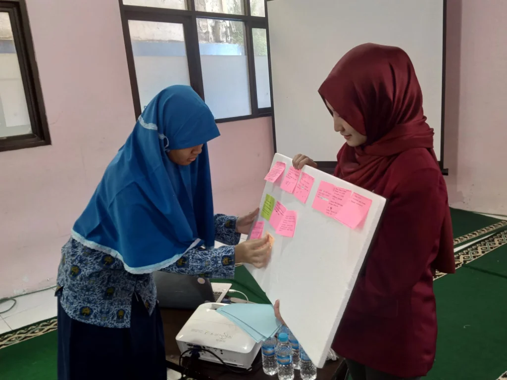 Mahasiswa Ciputra Ajak Siswa Miosi Menulis Surat untuk Diri Sendiri