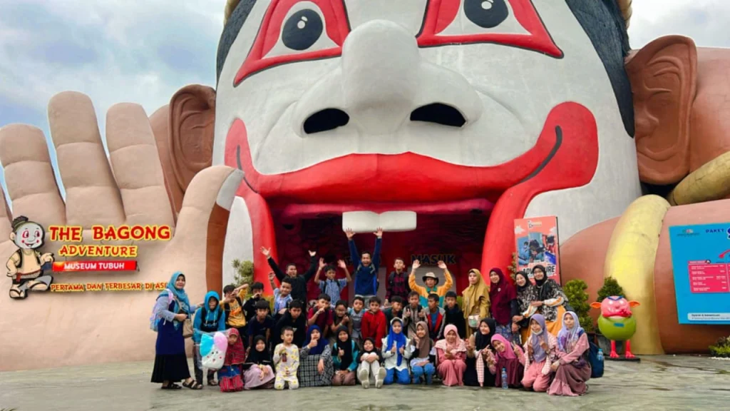 Siswa MI Islamiyah Mojopetung ke Jatim Park, Ada Sensasi Rumah Hantu