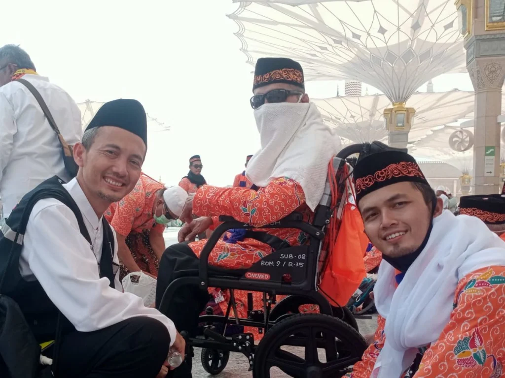 Indahnya Skenario Allah: Suami Istri, Anak, dan Menantu Ini Akhirnya Bisa Haji Bersama