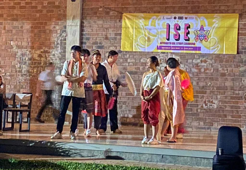 Mahasiswa Asing Ikut Camping Ground Umsida di Bali