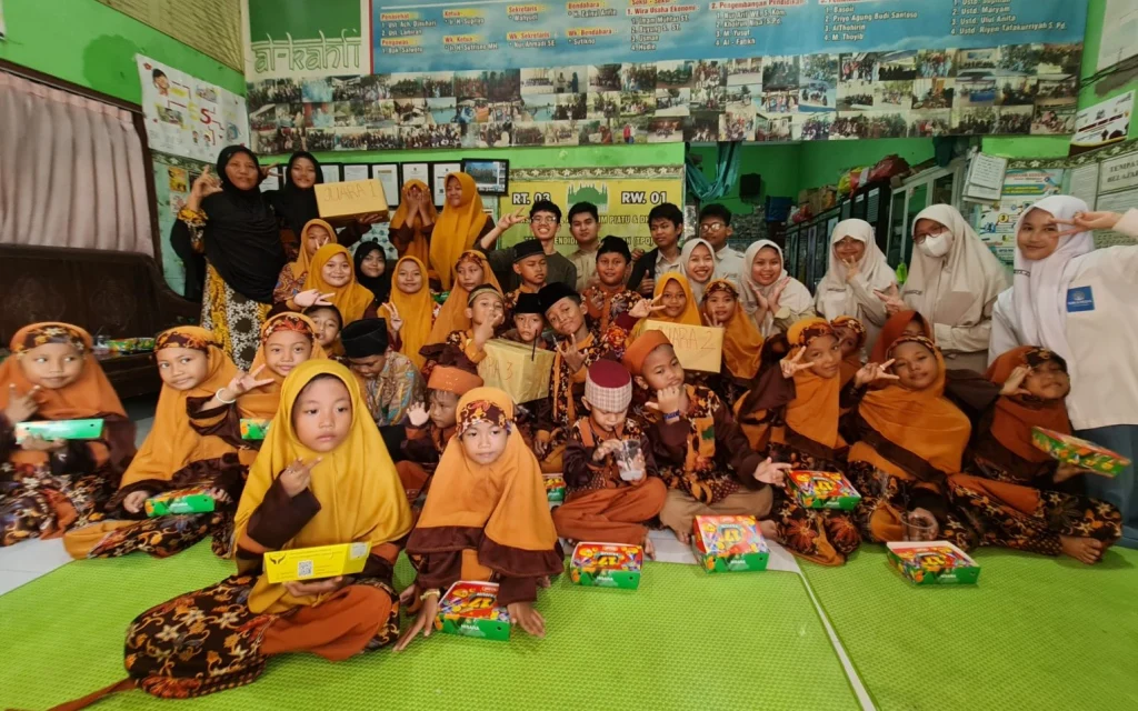 Mengenal Kehidupan Kaum Marginal, Siswa Smamda Baksos di Sini