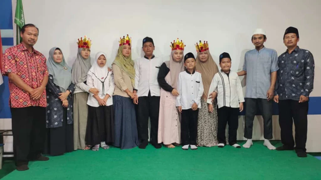 Murid MI Mulia Cangaan Beri Mahkota Orang Tua di Ujian Praktik Ini