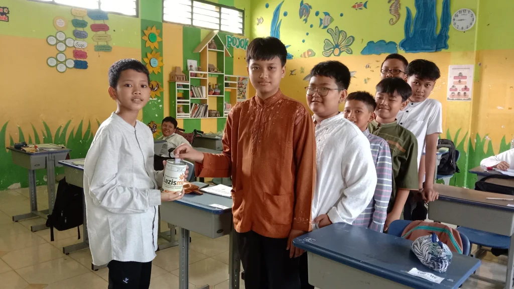 Tanamkan Filantropi, SD Muhtar Biasakan Siswa Infak Jumat
