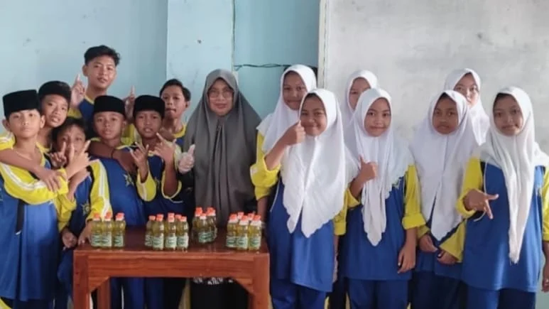 Siswa Matsmunam Jual Sabun Cuci Piring Alami di Market Day