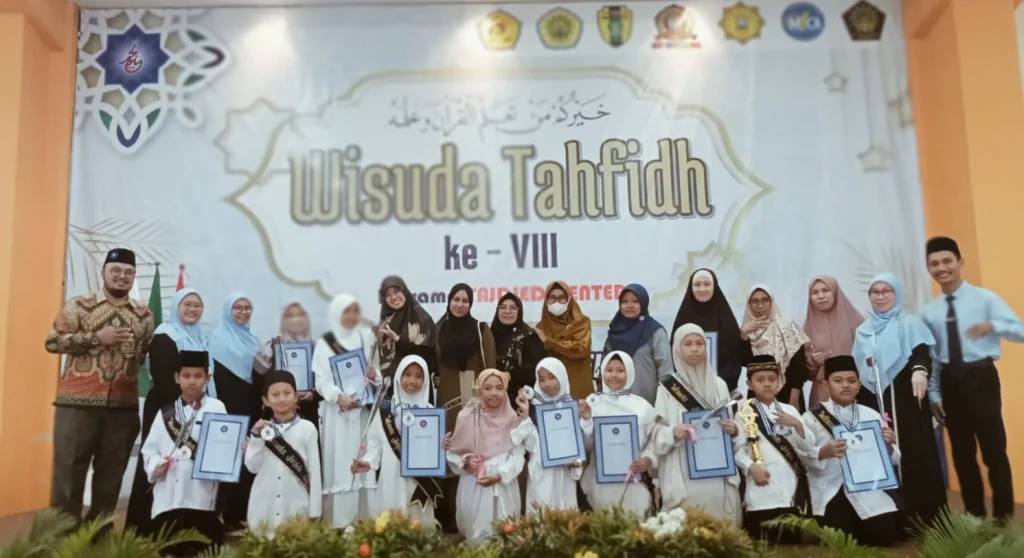 Setahun Bergabung Tajdied Center, Siswa SD Mica Jadi Wisudawan Tahfidh Terbaik