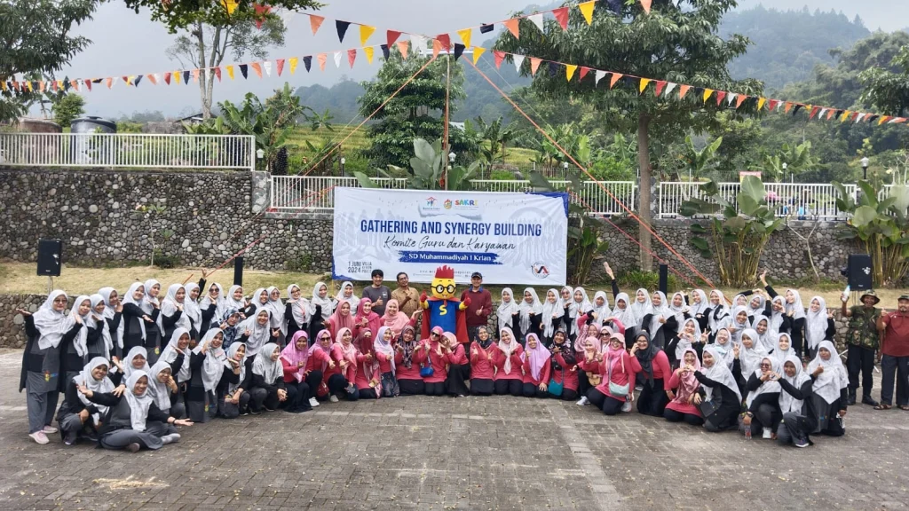 Komite SD Sakri Menyelenggarakan Gathering and Sinergy Building