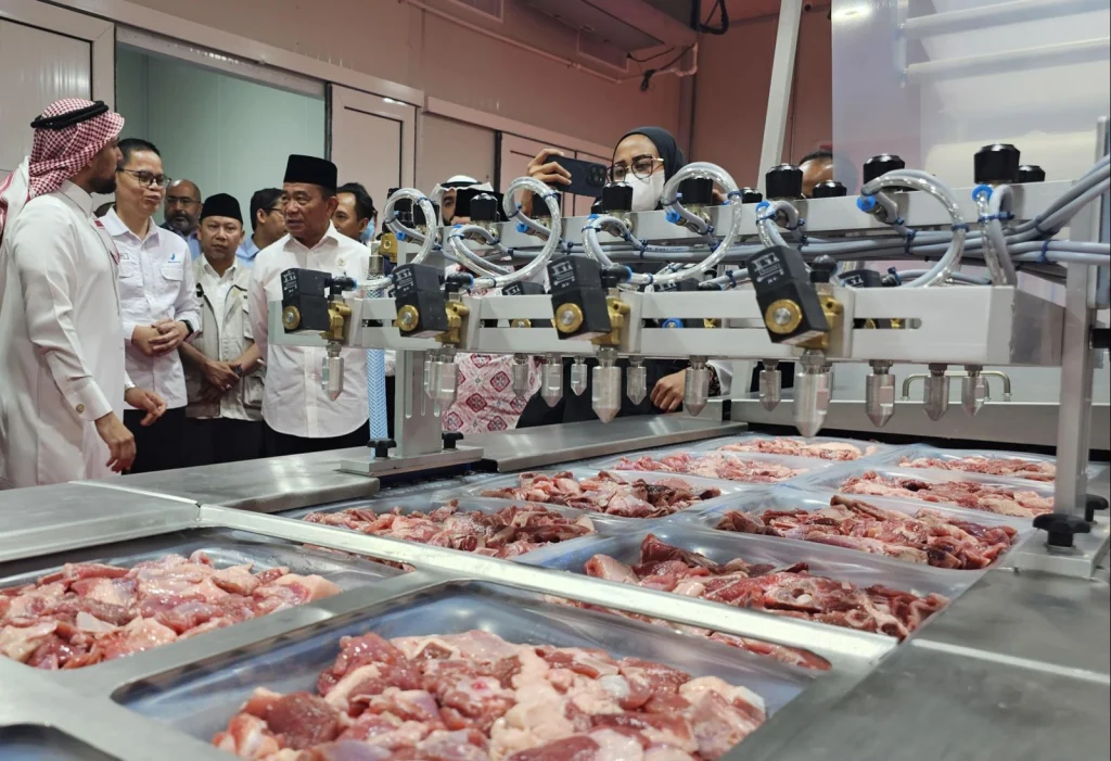 Menko PMK Cek Langsung Proses Pengolahan Daging Dam Jemaah Haji Indonesia
