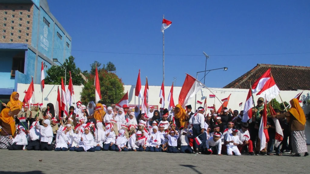 Perdana! Teatrikal Kemerdekaan MI Mutu Sukodadi Tampil Memukau