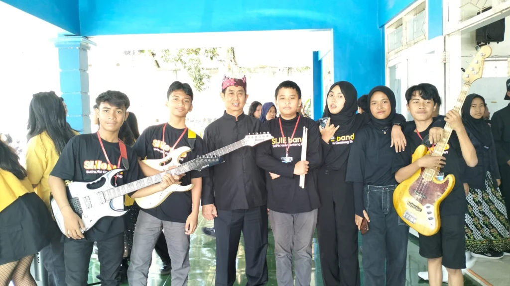 Dukungan Kadisdik Banyuwangi Beri Semangat Baru untuk Sijie Band SMP Muhi