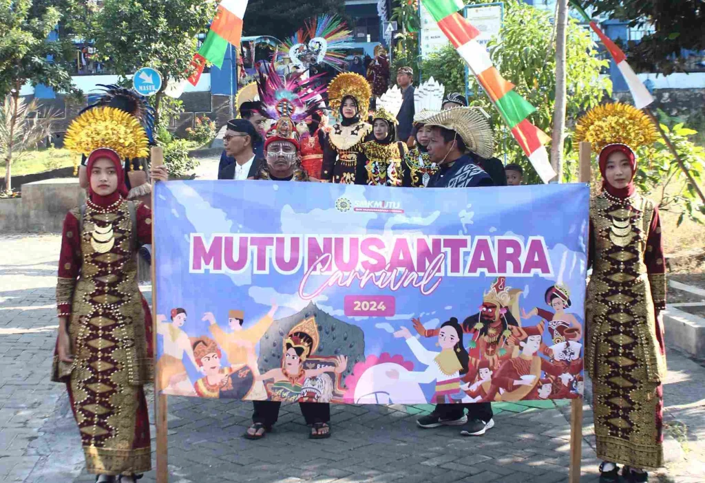 Meriahkan HUT Ke-79 RI, SMK Mutu Tarik Perhatian Masyarakat dengan Pakaian Adat