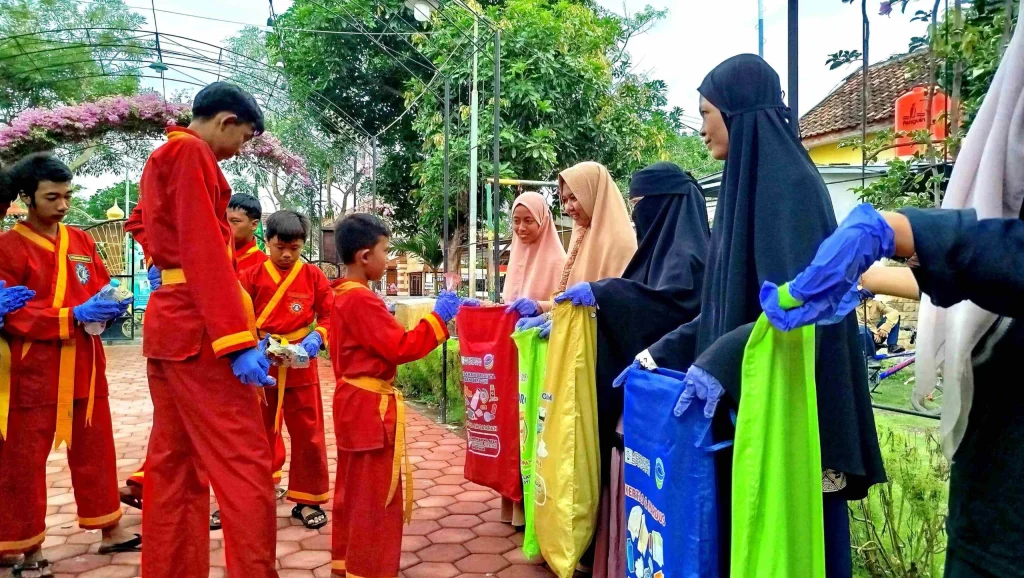 Merdeka Sampah Bersama SLB Muhammadiyah Tunas Bangsa Asembagus