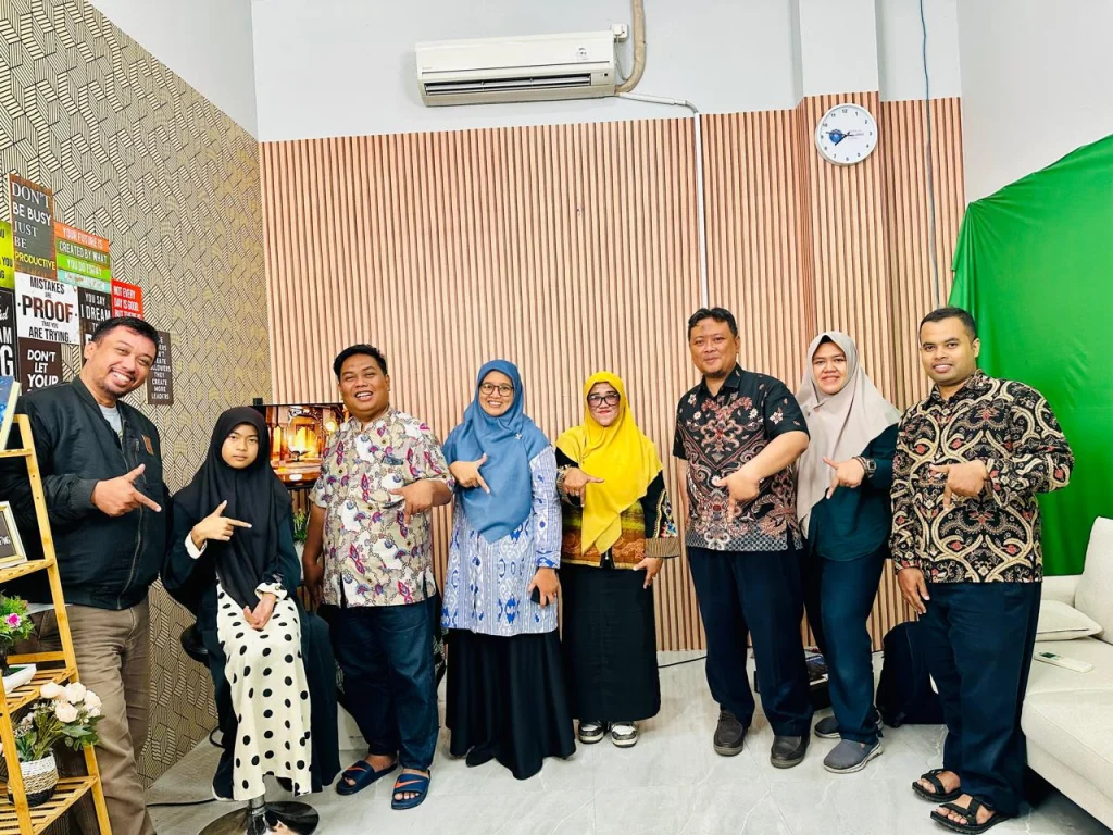 Tingkatkan Keterampilan Penyiaran, Smamseven Kunjungi Studio TvMU Jatim 1 di SMK Mudisa