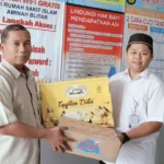 Semangat Berbagi di Bulan Ramadan, KL Lazismu RS Islam Aminah Blitar Bagikan Kurma dan Air Mineral