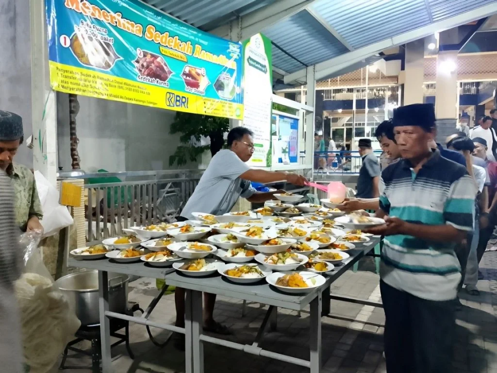 Kebersamaan dan Kekhidmatan Warnai Buka Puasa Jamaah Masjid At-Takwa Kenonggo Tulangan