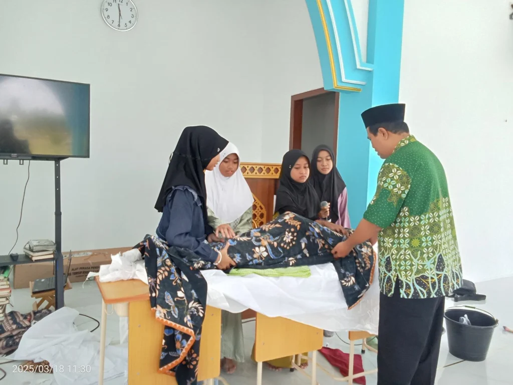 Ramadan Penuh Ilmu! Darul Arqam SD Muhammadiyah 2 Bojonegoro Ajarkan Tata Cara Perawatan Jenazah