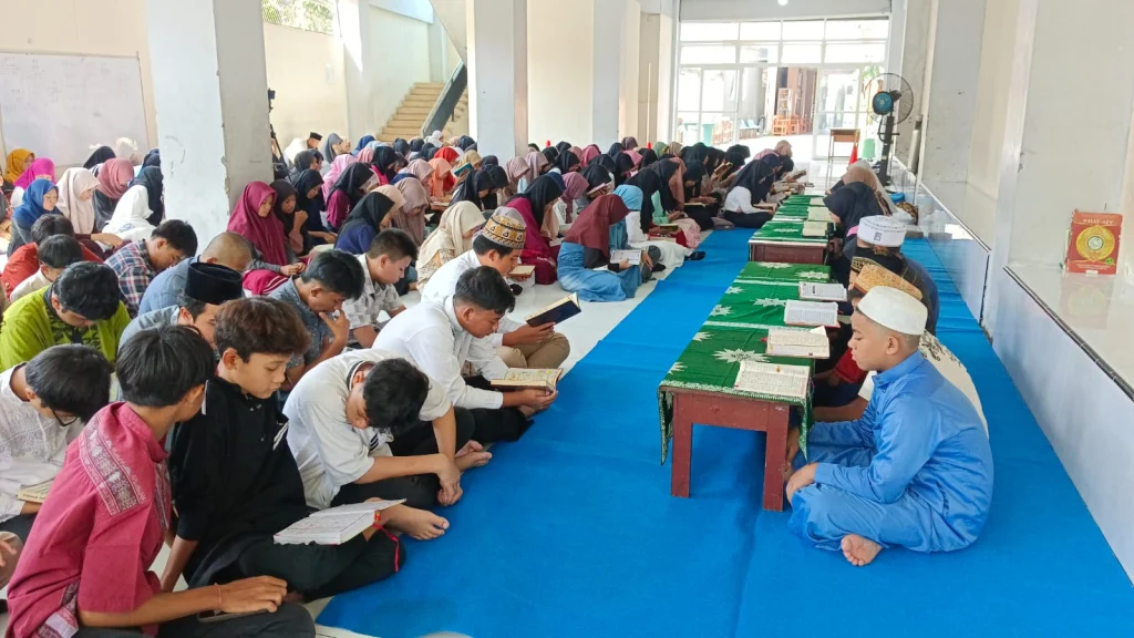 SMP Muhammadiyah 1 Surabaya Tutup Darul Arqam dengan Khotmil Quran yang Penuh Khidmat