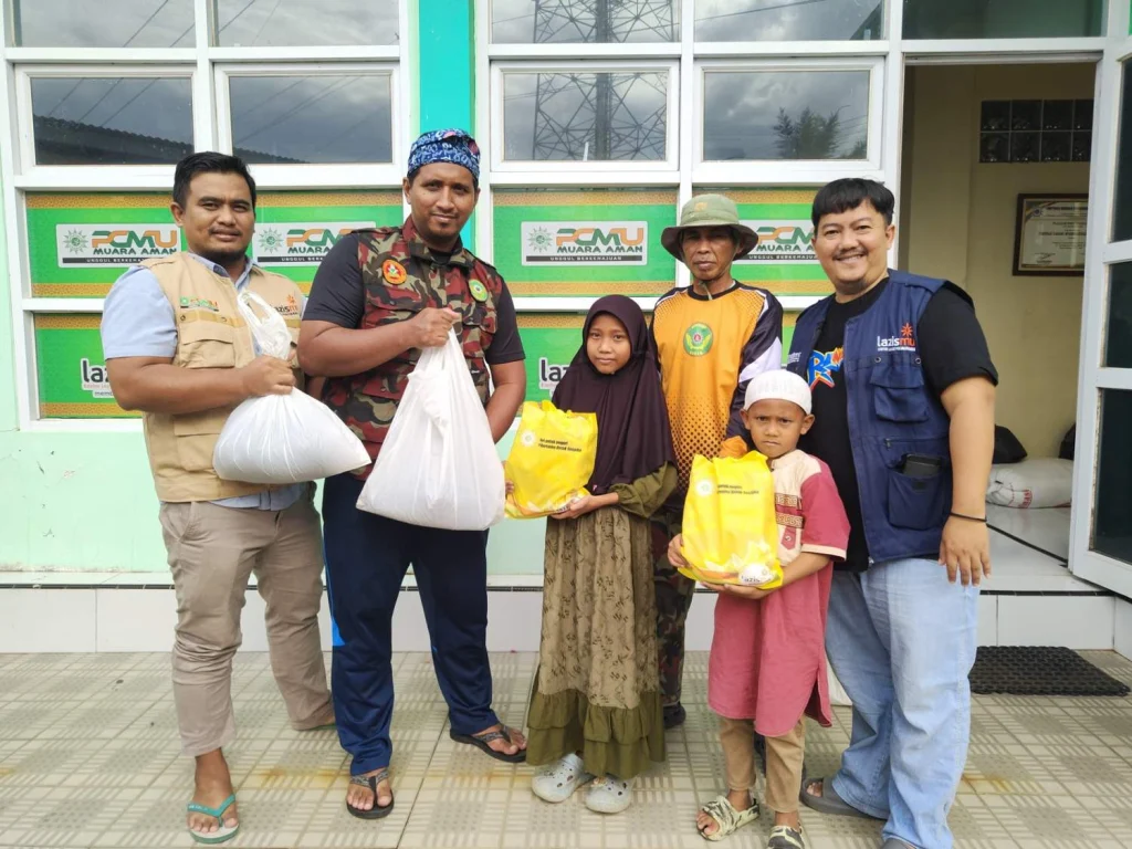 Berbagi Berkah Ramadan: Lazismu Muara Aman Salurkan 200 Paket Takjil