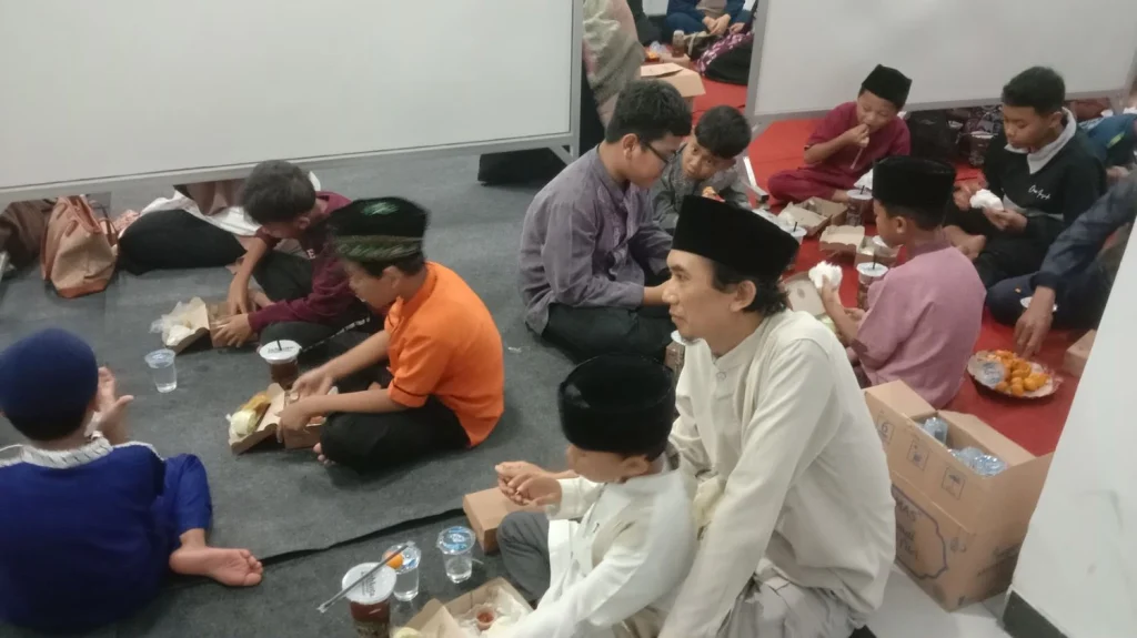Siswa SD Muhammadiyah Kota Blitar Terima Beasiswa dalam Acara Buka Puasa Bersama PCM Kepanjenkidul