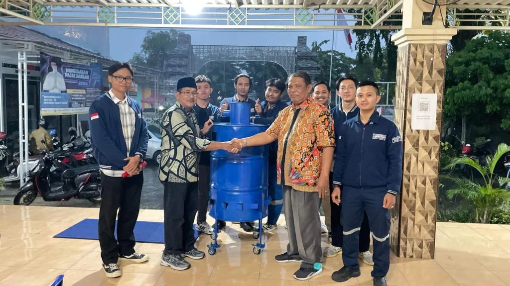 KKN Tematik UMG di Desa Randuagung Hadirkan Inovasi Alat Pembakaran Sampah Minim Asap