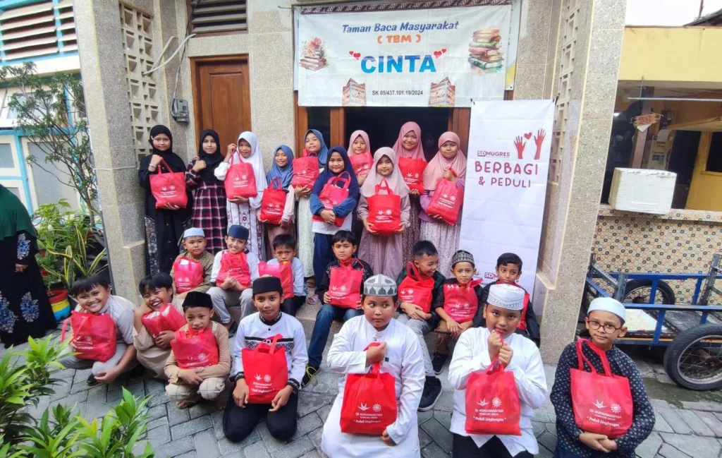 Tumbuhkan Kepedulian Sejak Dini, SD Mugres Gelar Aksi Berbagi Sembako