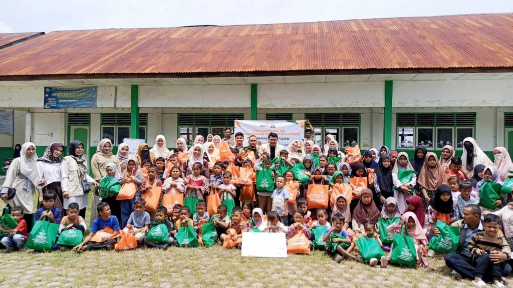 Pemuda Muhammadiyah dan Lazismu Pidie Bagikan Baju Baru untuk 101 Anak Yatim dan Dhuafa
