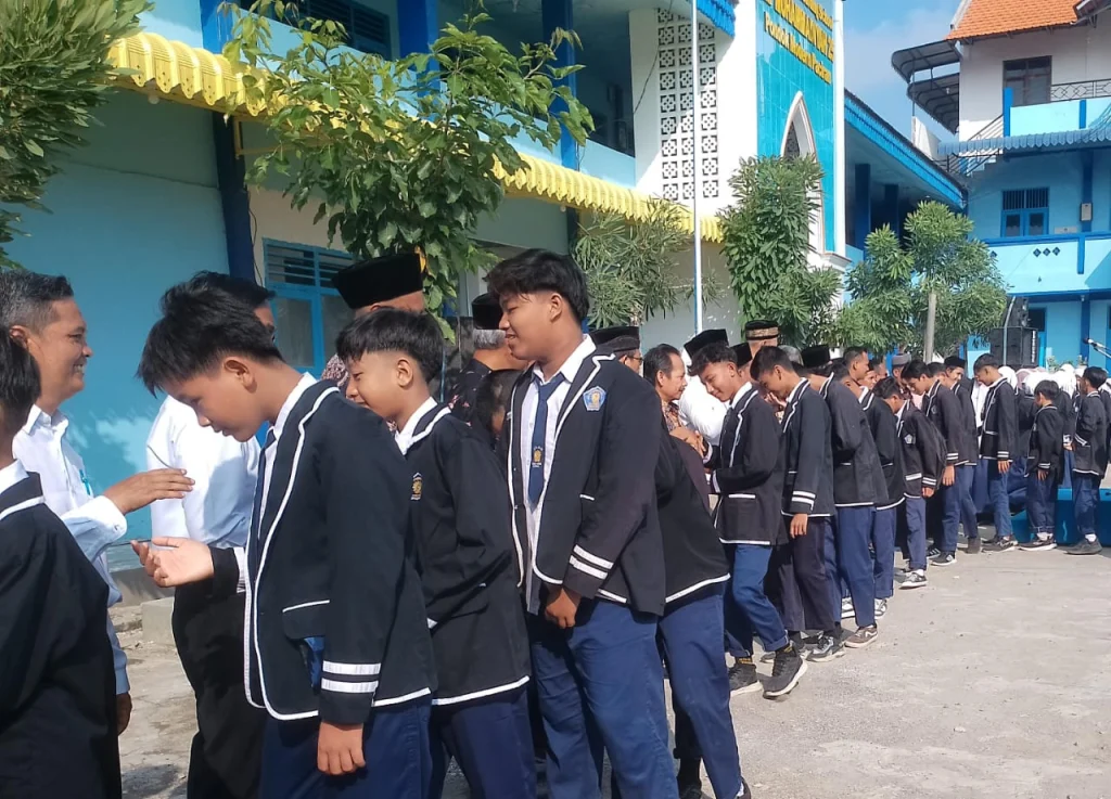 Setelah Libur Idul Fitri, MadtsaMutu Sambut Hari Pertama dengan Apel dan Halalbihalal Bersama Keluarga Besar Pondok Modern Paciran