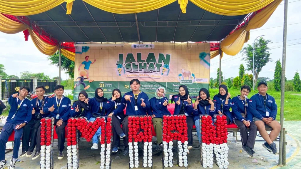 Kurangi Sampah Plastik, Mahasiswa KKN UMG Ciptakan Ecobrick di Desa Imaan