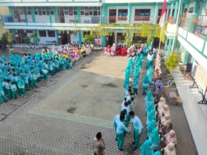 Meriah dan Bermakna, Halalbihalal di SD ‘Aisyiyah 1 Nganjuk Hadirkan Simulasi Adab Bertamu