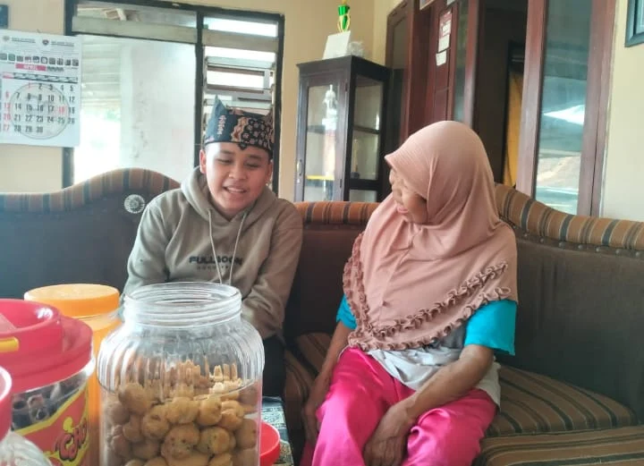 Siswa SMP Muhi Genteng Bersilaturahmi ke Kediaman Maestro Gandrung Banyuwangi